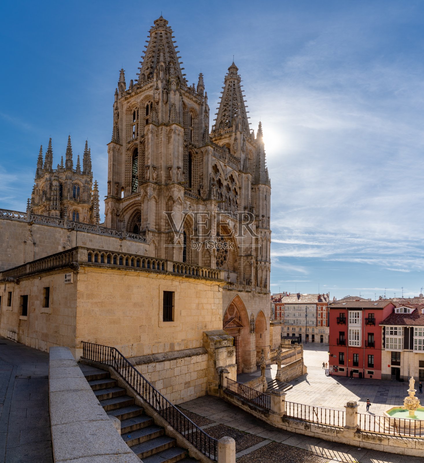 位于布尔戈斯市中心的法国哥特式地标圣玛丽大教堂的垂直视图照片摄影图片