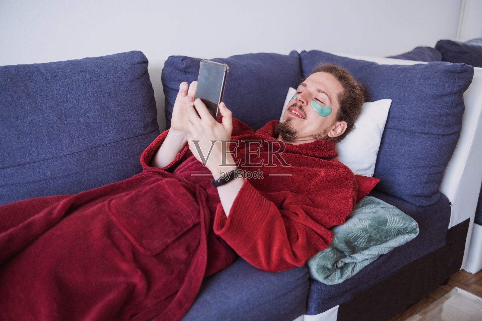 在眼罩起作用的时候喝杯咖啡放松一下照片摄影图片