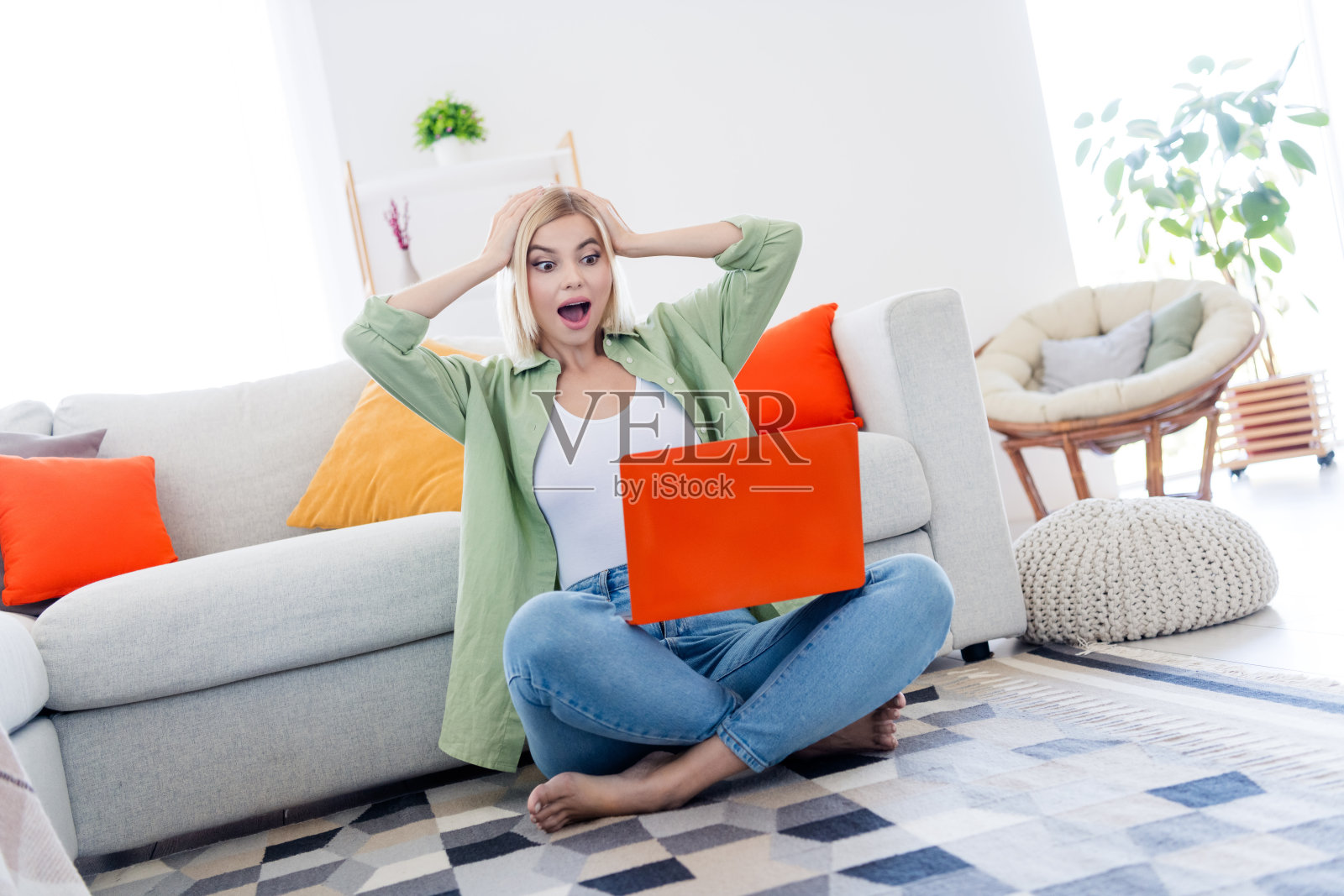 照片中兴奋的喜出望外的女孩看着直播视频翻译手摸头张开嘴哇新闻屋房间室内照片摄影图片