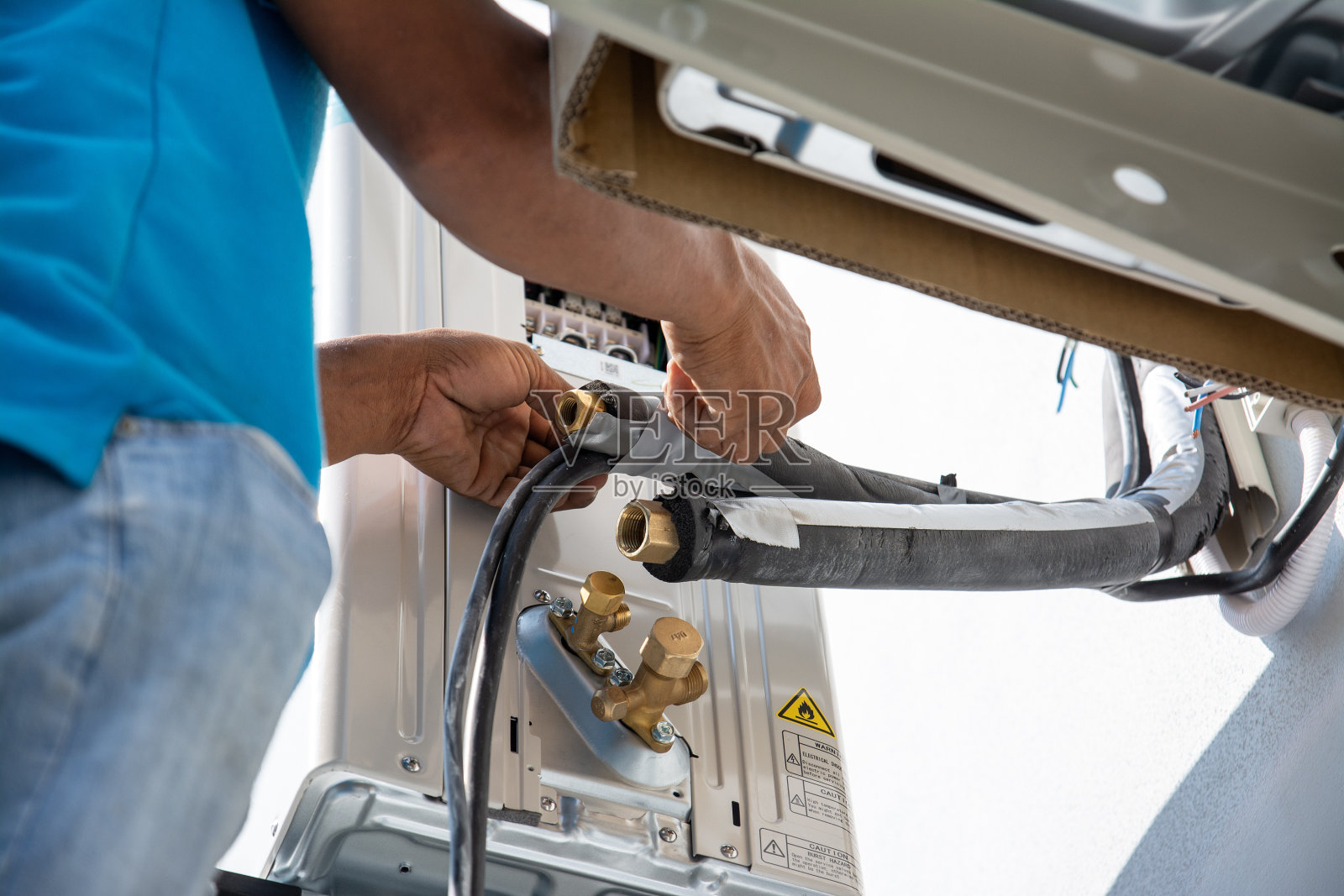 技术员安装空调室外机照片摄影图片