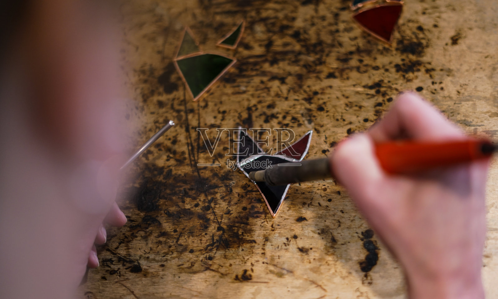 五颜六色的玻璃碎片。彩色玻璃车间。照片摄影图片