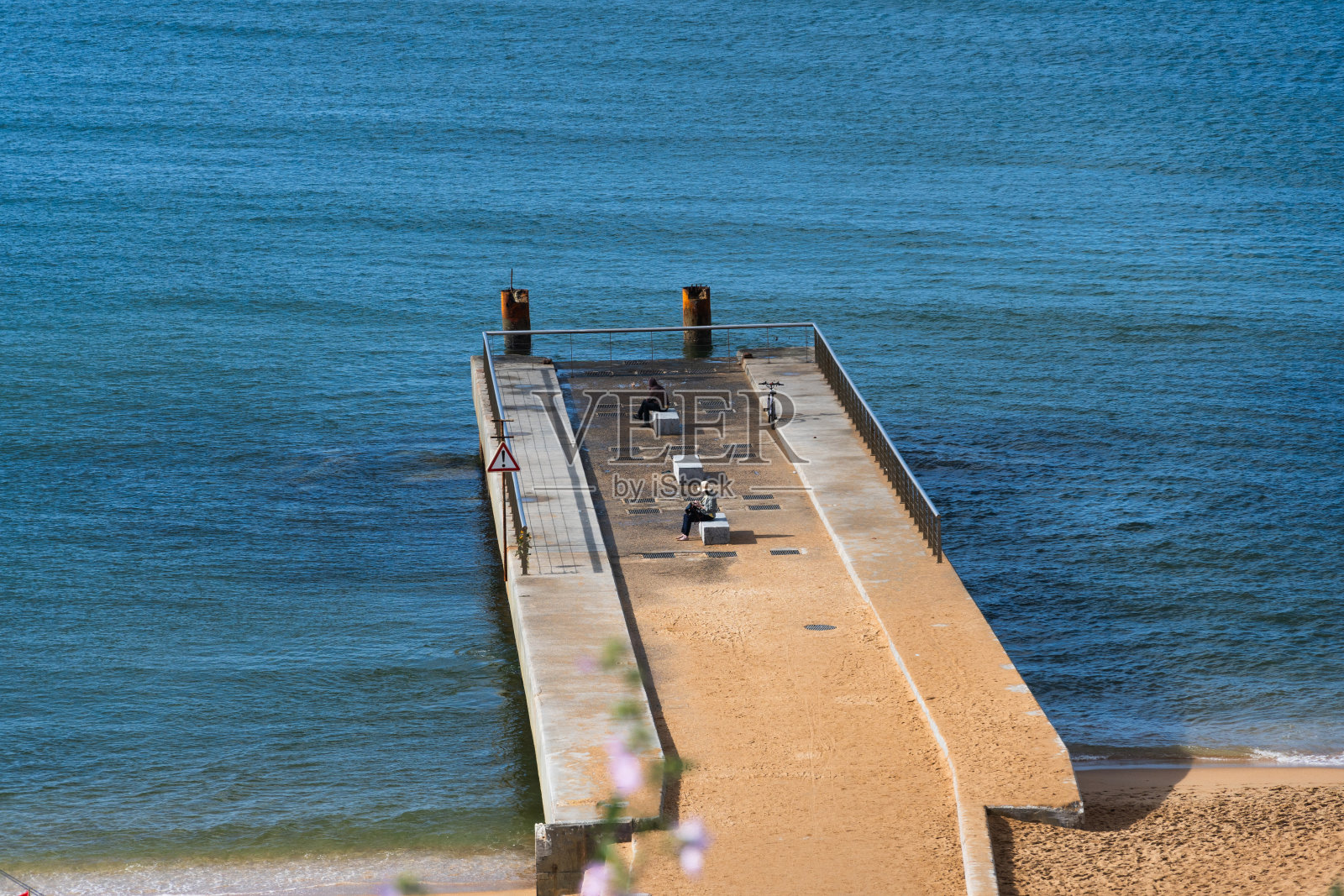 葡萄牙阿尔加维，阿尔布费拉，普拉亚杜佩内科海滩。普拉亚多斯澎湖海滩。渔民，晴天照片摄影图片