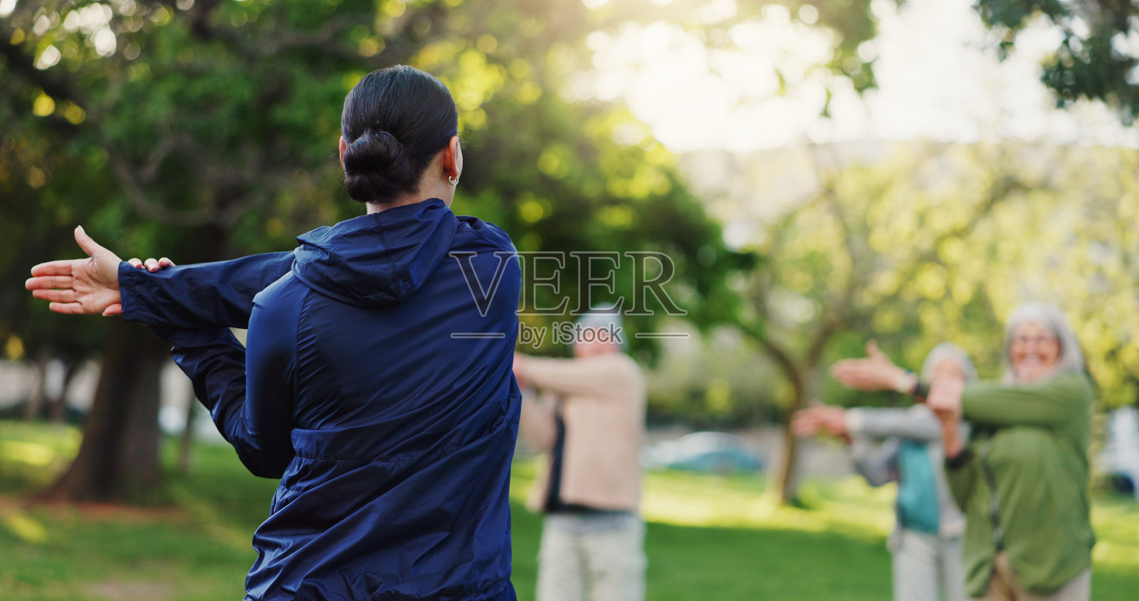 女性，私人教练和伸展在大自然中老年人护理，锻炼或户外运动。女性的后视图，教练或指导员在公园训练成熟的人群健身照片摄影图片