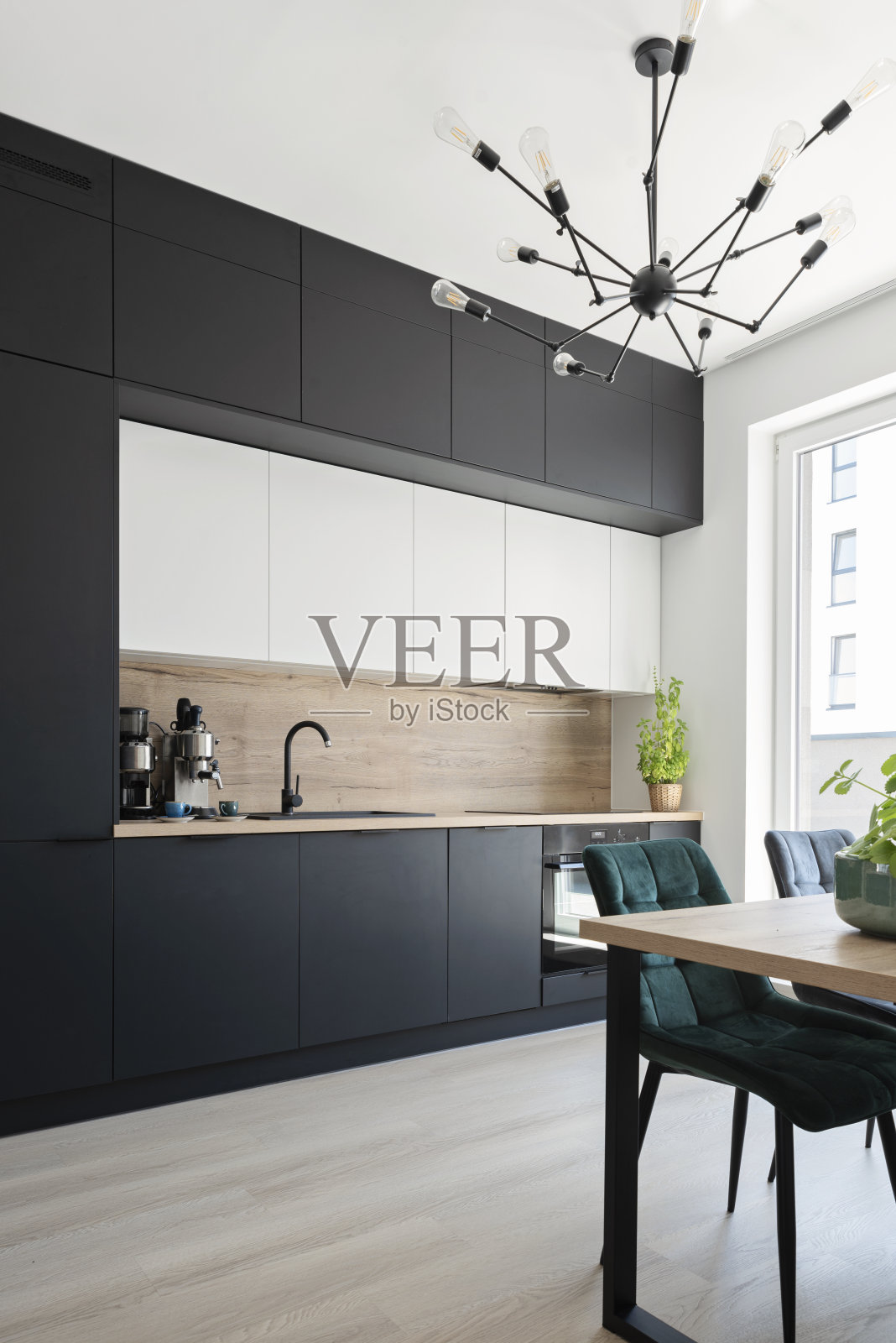 现代木制厨房，配有黑色家具和带桌椅的木制柜台。家居装饰及室内装饰。照片摄影图片