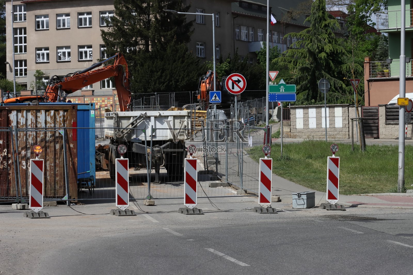 城市街道改造定位用挖掘机照片摄影图片