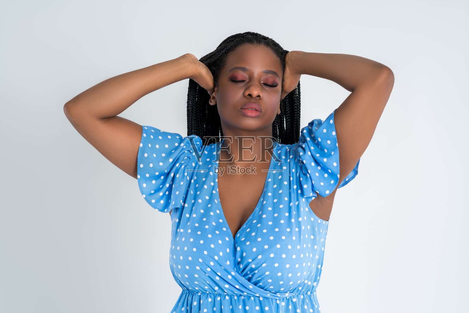 穿蓝色连衣裙的加码黑人模特，身材曲线优美的非洲女人，扎着辫子，扎着非洲式的辫子照片摄影图片