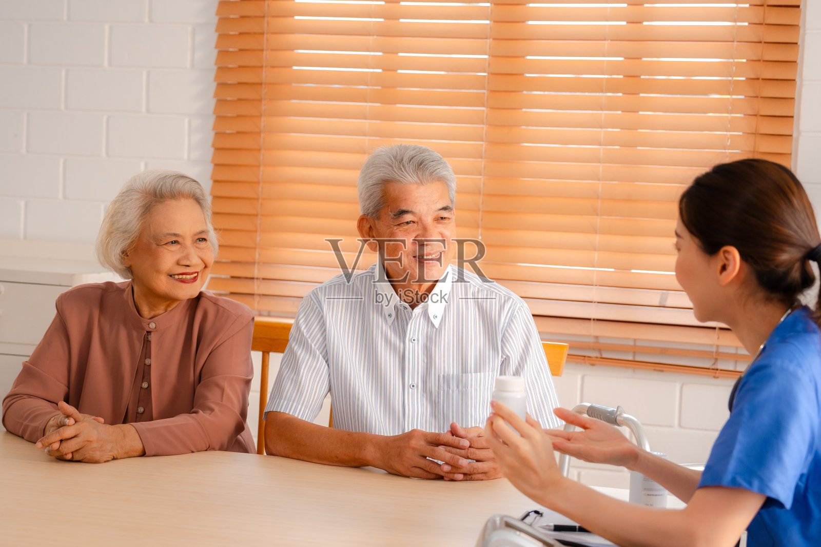 优先考虑心理健康:亚洲老年人在医院诊所接受专家护理，与专业医生协商，确保全面的诊断和治疗覆盖照片摄影图片