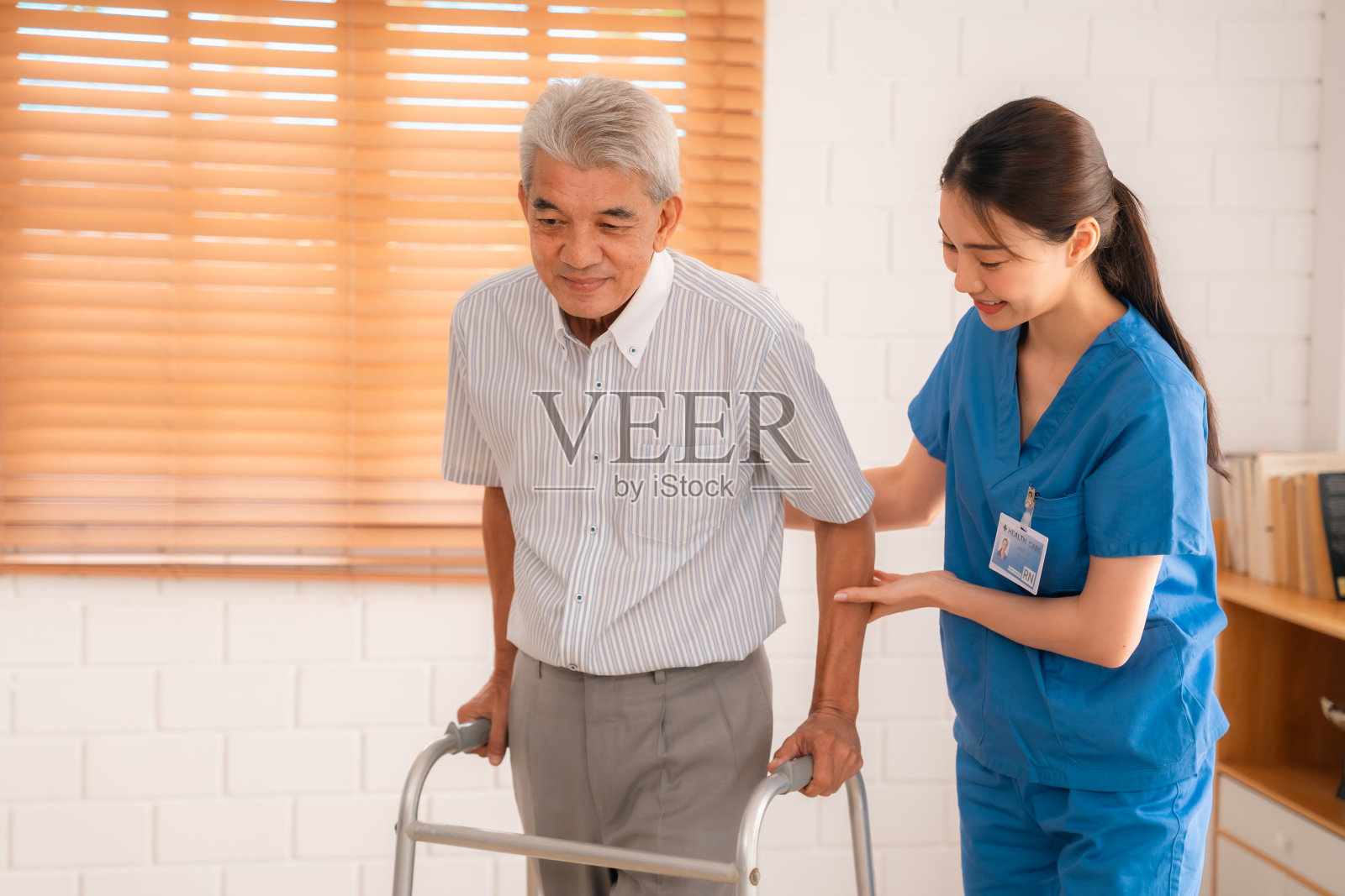 老年妇女在医院接受医生的医疗建议和治疗:医疗保健专业人员在临床环境中为有保险的老年患者提供帮助和照顾照片摄影图片