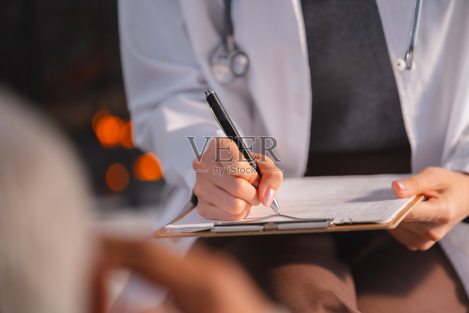 老年人在医院门诊接受医生的体检治疗:为面临健康问题的老年患者提供专业的保健服务，包括全面的检查和咨询照片摄影图片