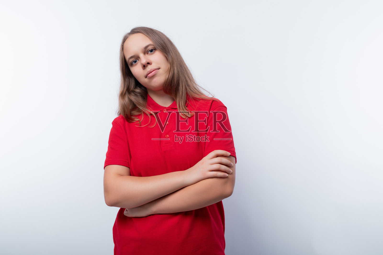 一个十几岁的金发女孩，穿着白色背景的红色t恤照片摄影图片