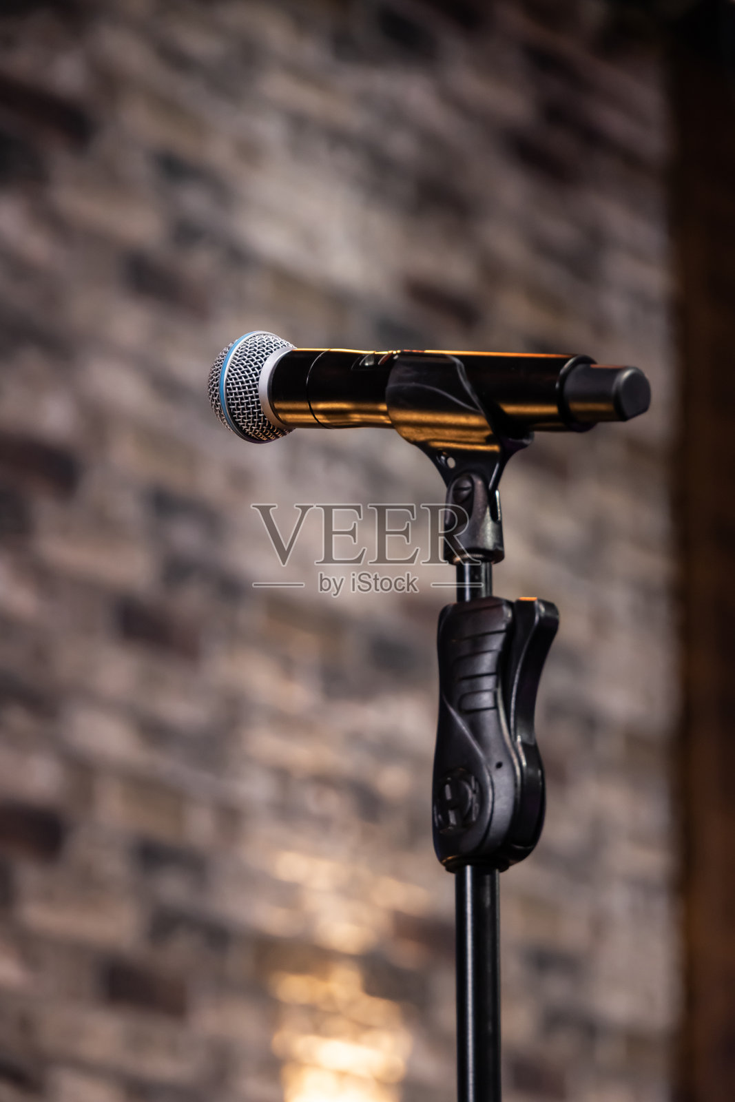 麦克风放在架子上，准备表演照片摄影图片