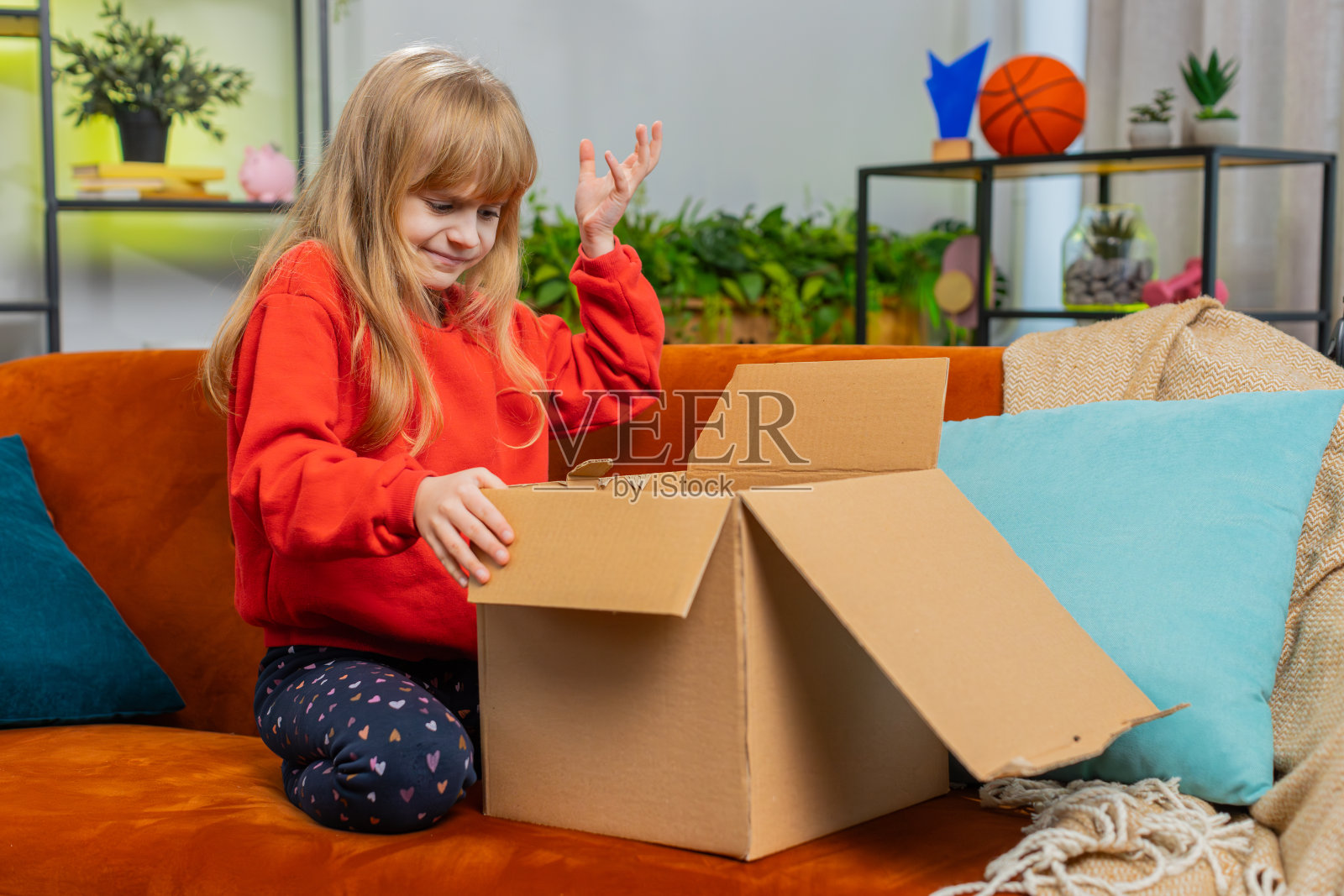 愤怒不满的购物者儿童女童儿童拆包感到不安，困惑，错误的交付照片摄影图片