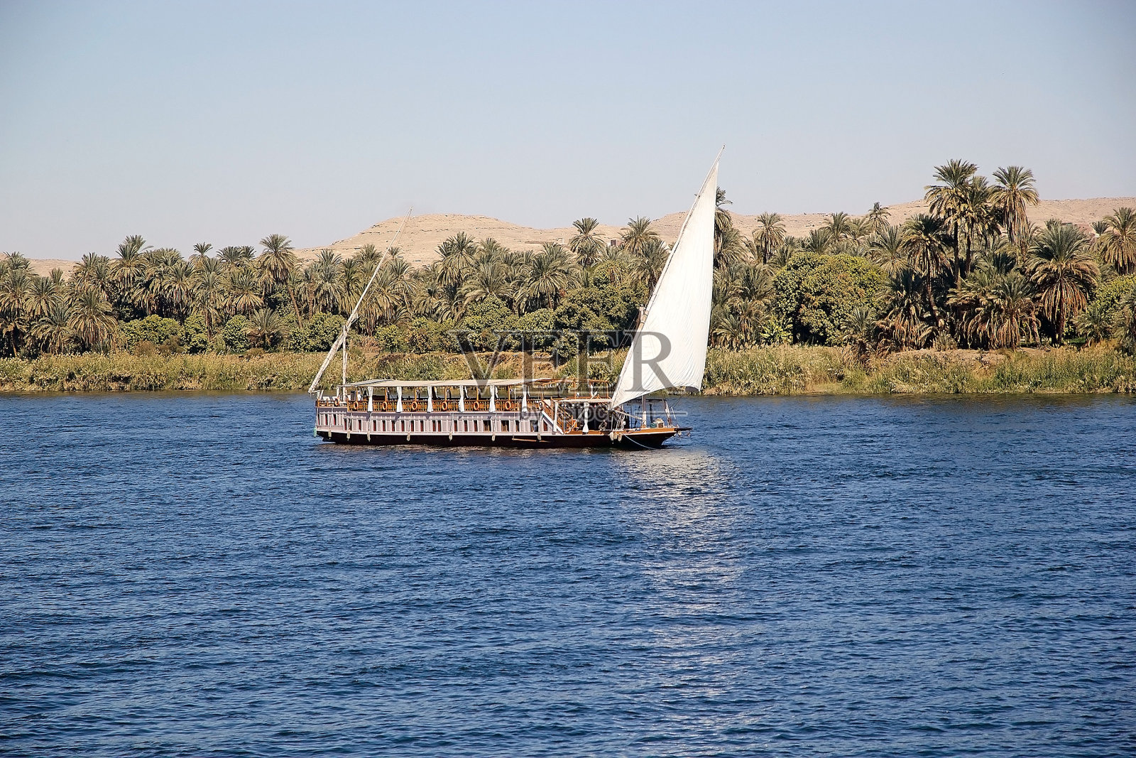 乘坐 dahabeah 游轮畅游尼罗河，埃及卢克索和阿斯旺之间照片摄影图片