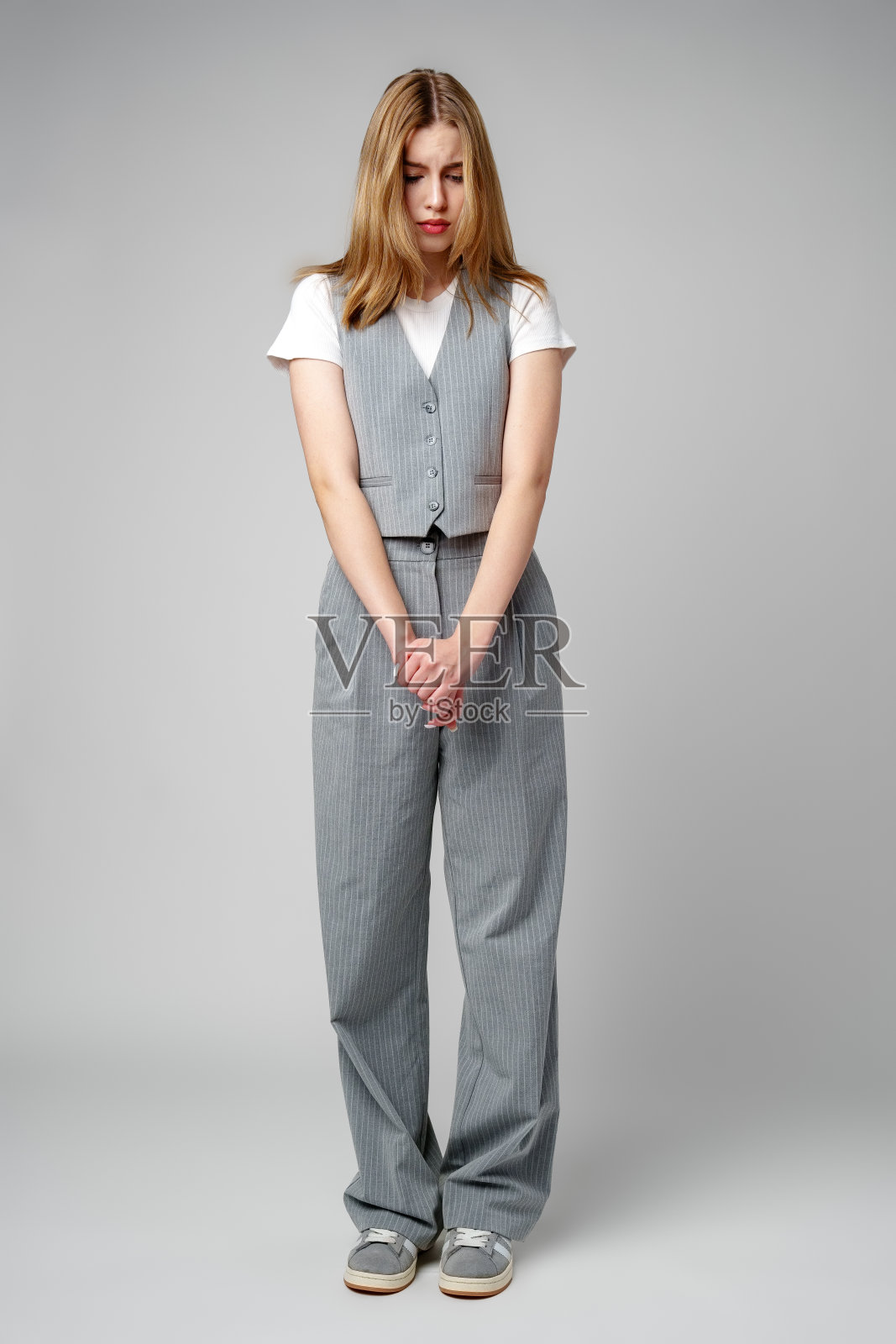 一名年轻女子在画室里表现出忧郁悲伤的表情照片摄影图片