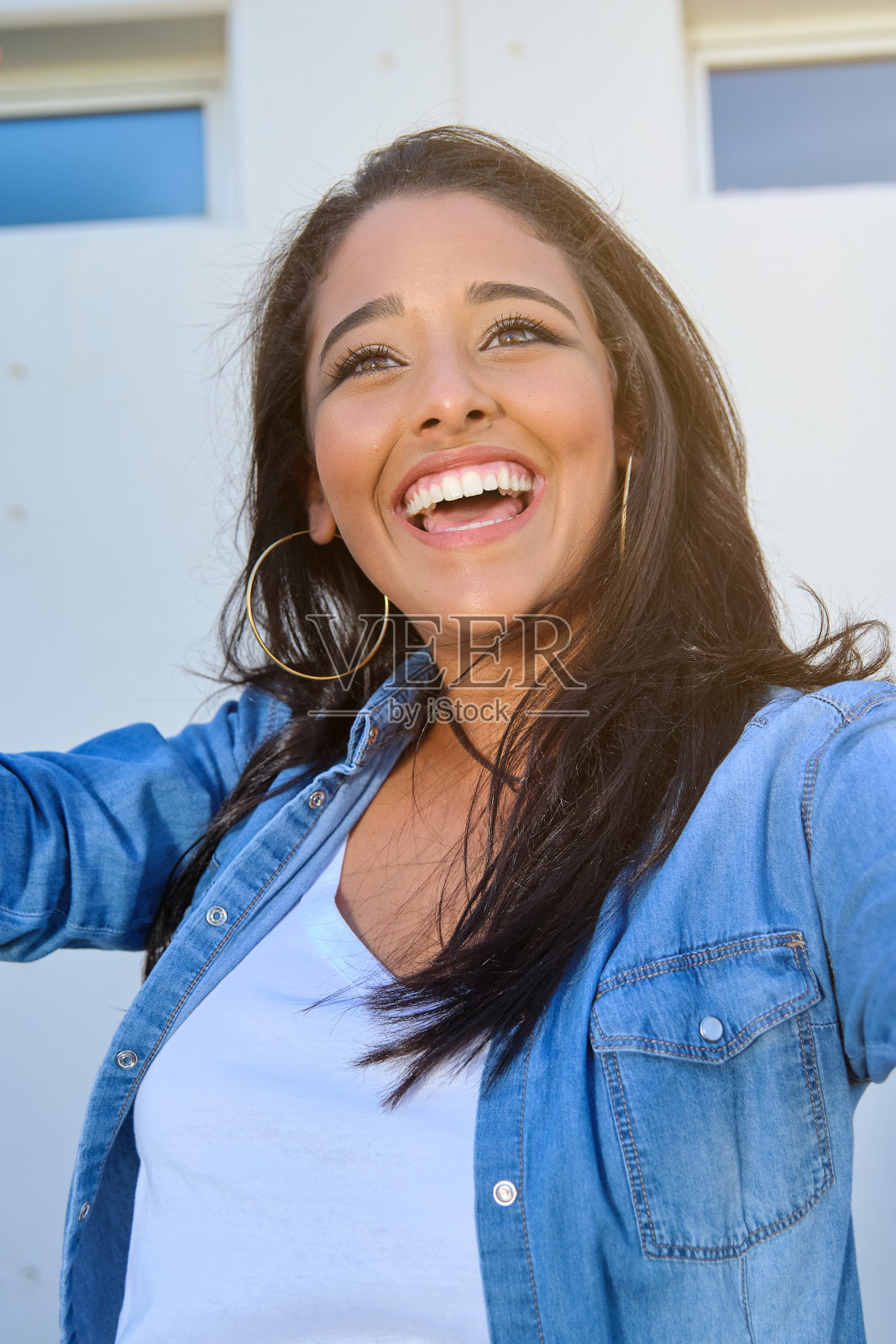 开朗的年轻女子微笑着望着别处照片摄影图片