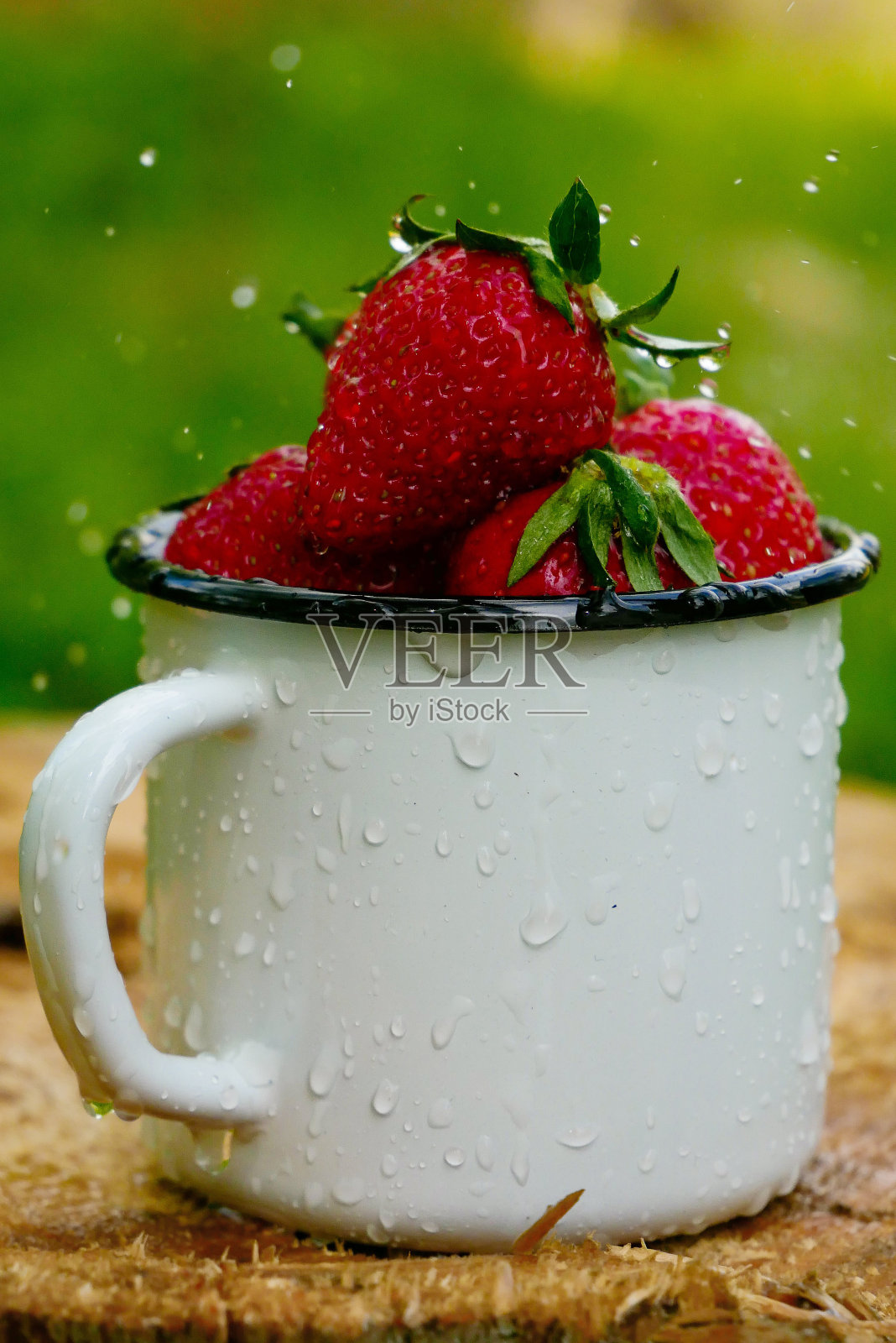 金属杯里的草莓照片摄影图片