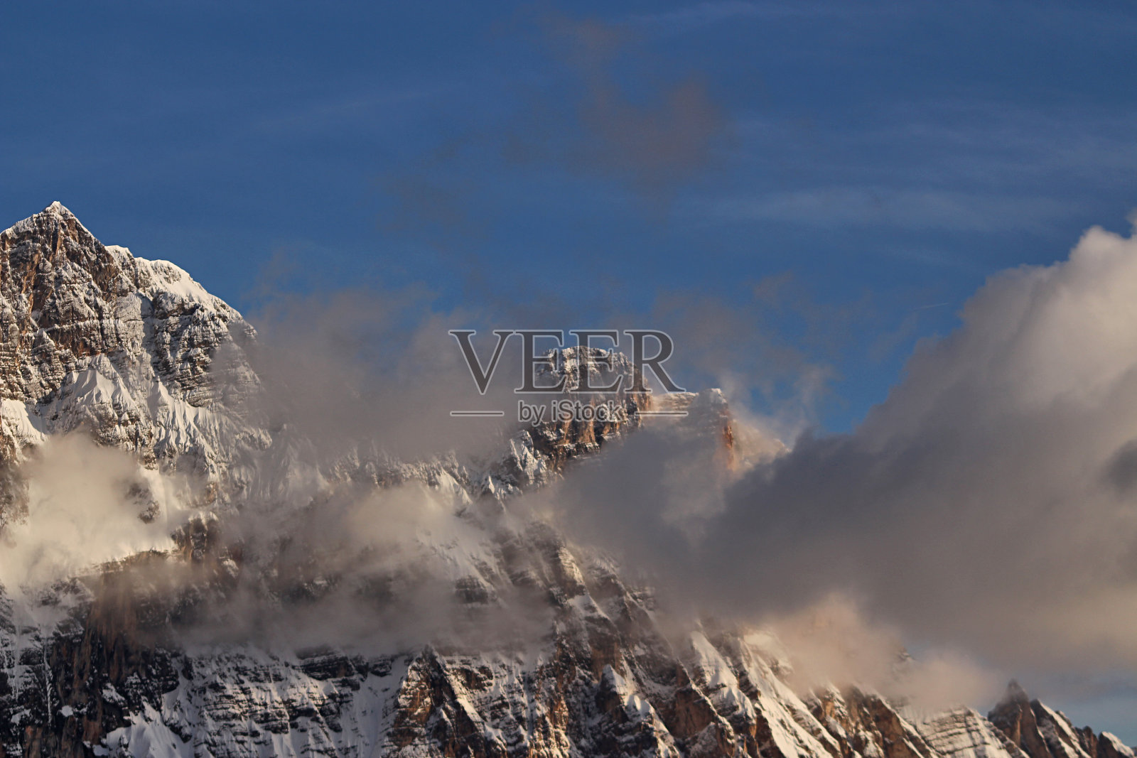 意大利多洛米蒂山自然多雪多云照片摄影图片