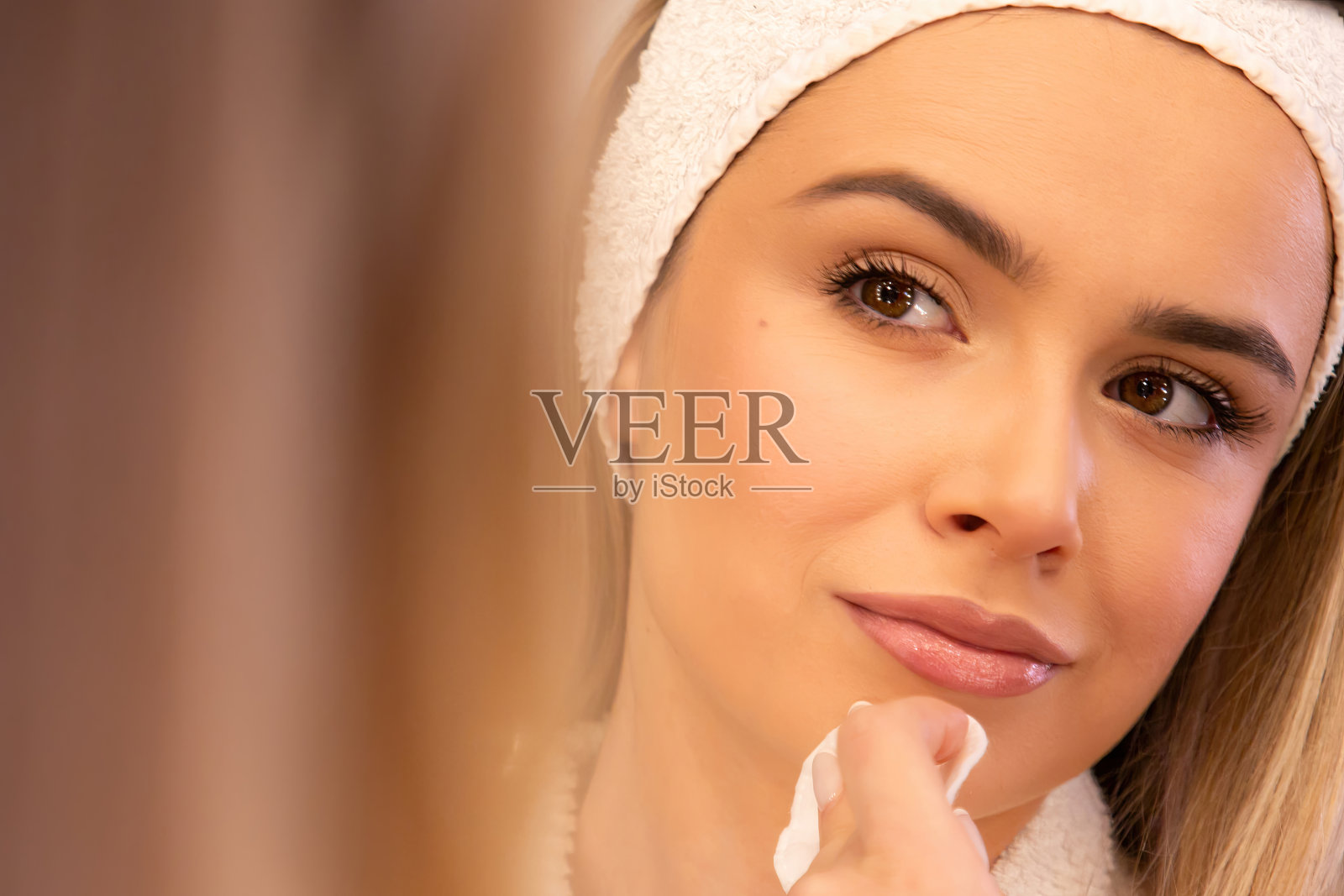 纯美:年轻美女洁面特写照片摄影图片