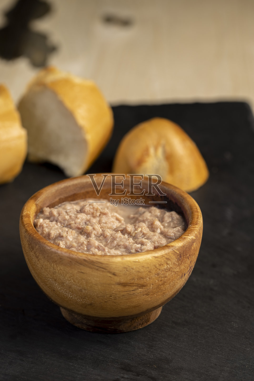 用切碎的炖金枪鱼片制成的鱼罐头照片摄影图片