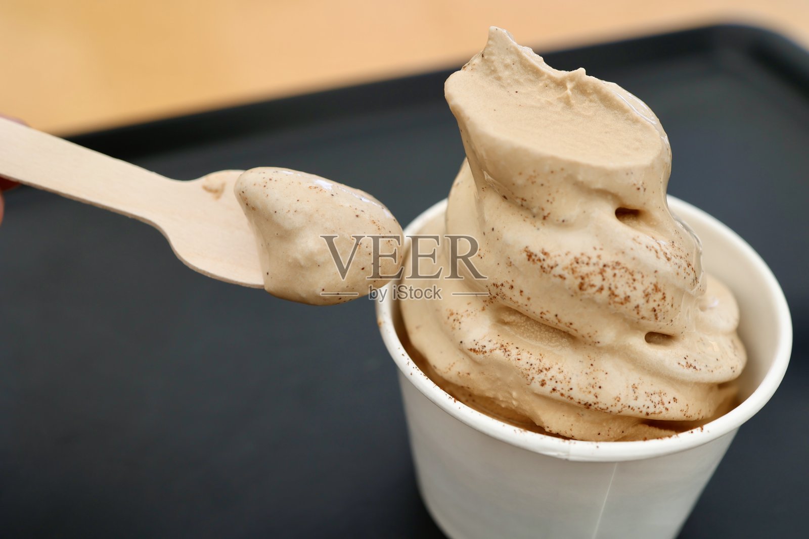 软咖啡装在纸杯里。照片摄影图片