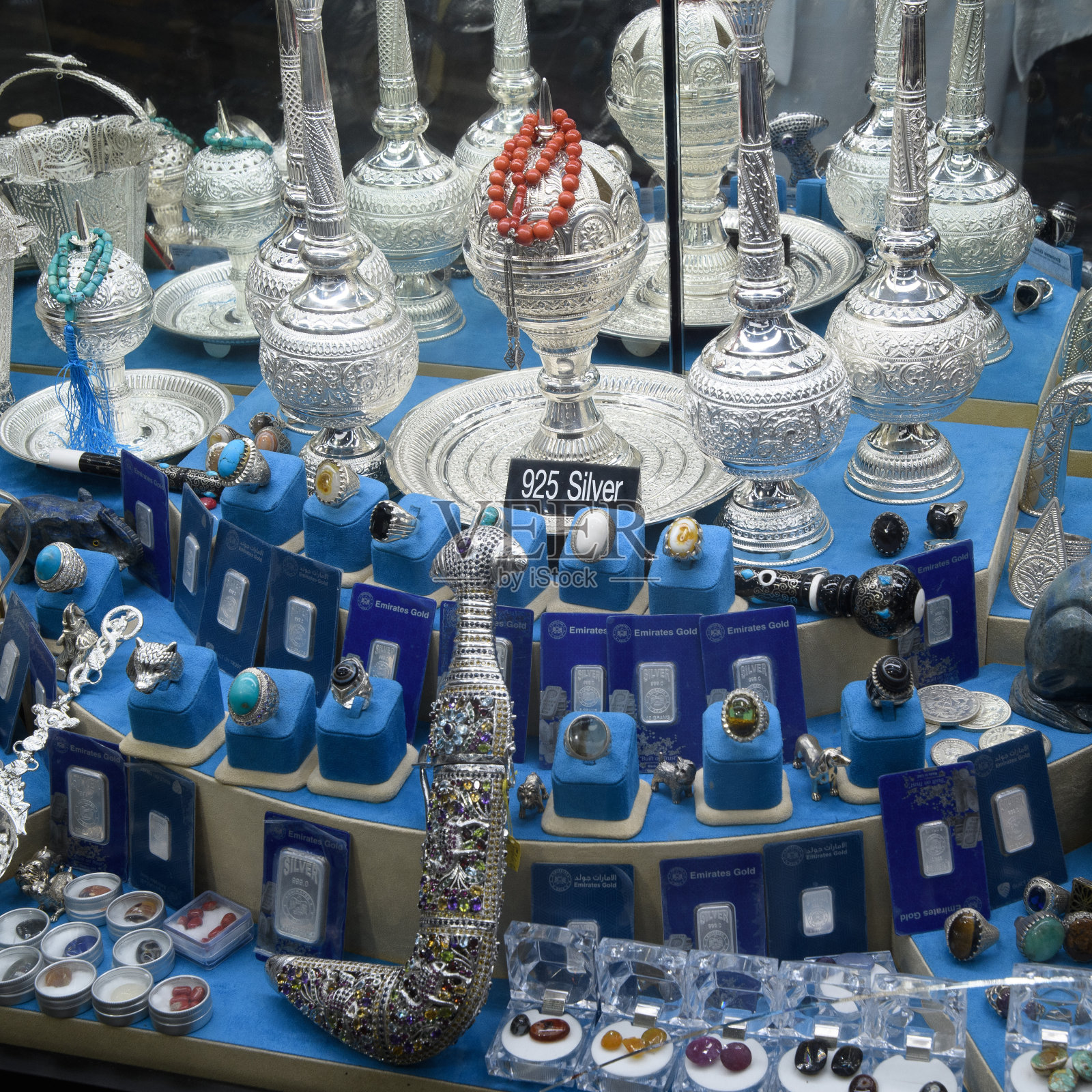 集市上的银色光辉照片摄影图片