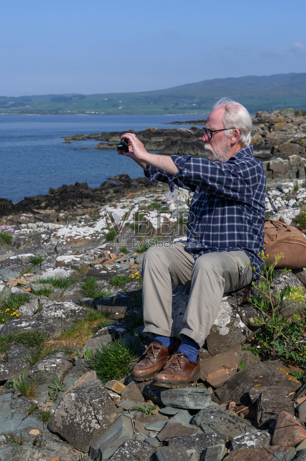 一个成熟的男人在用相机拍照照片摄影图片