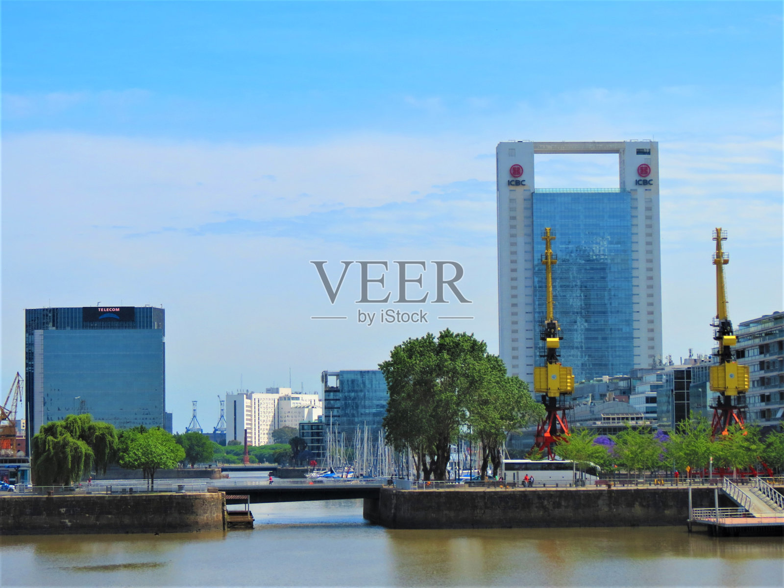 马德罗港海滨的景色。布宜诺斯艾利斯市景。照片摄影图片