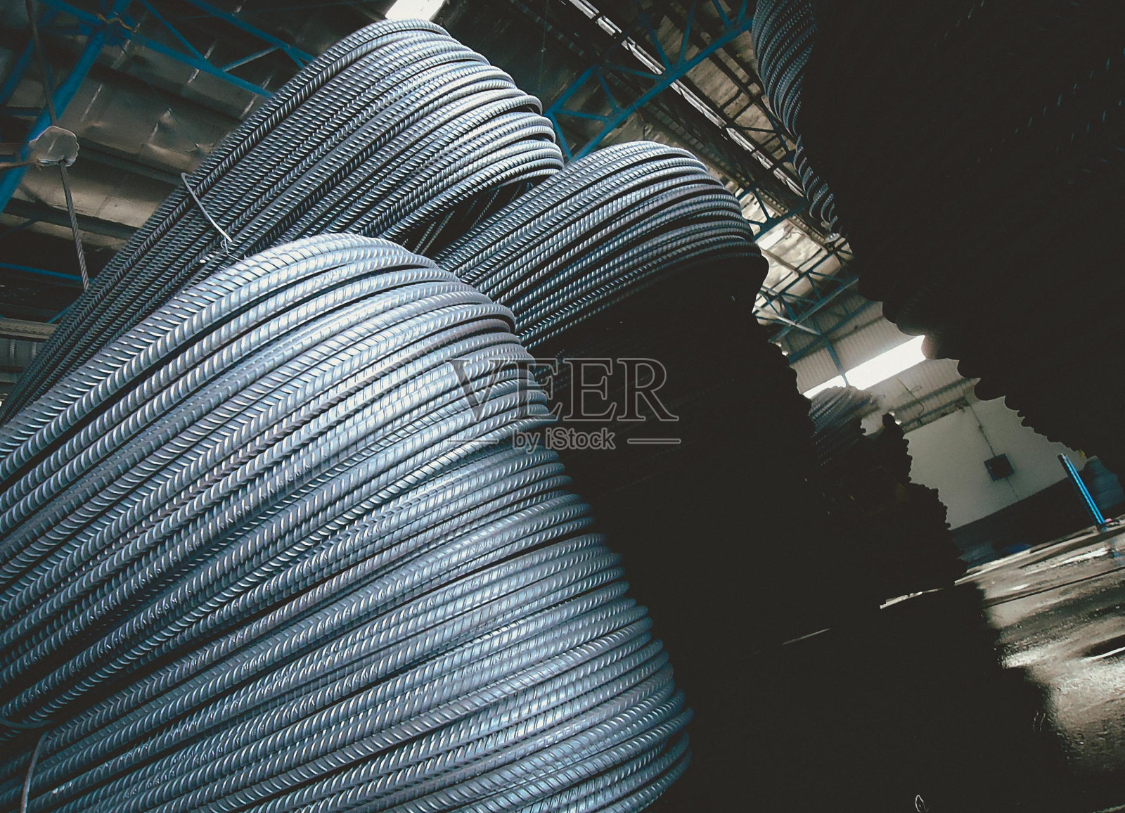 钢筋混凝土金属表面的变形钢筋，用钢筋和圆钢条封闭。照片摄影图片