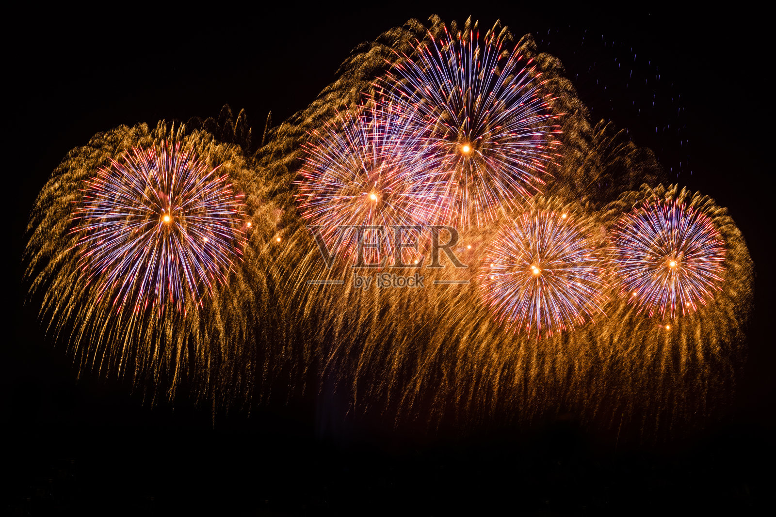 在黑暗的天空中有令人惊叹的烟花表演。照片摄影图片