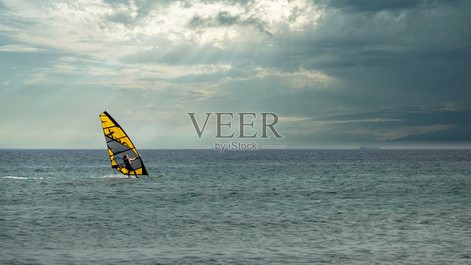 风冲浪者享受爱琴海和风在Gokceada照片摄影图片