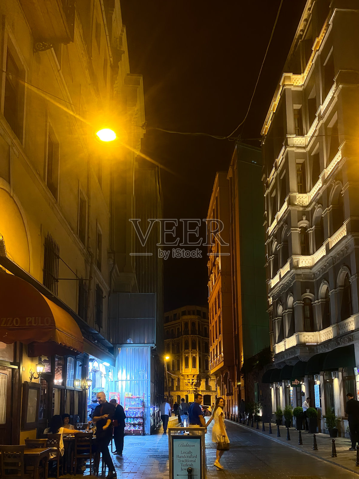 伊斯坦布尔贝伊奥卢的历史建筑与当地行人照片摄影图片