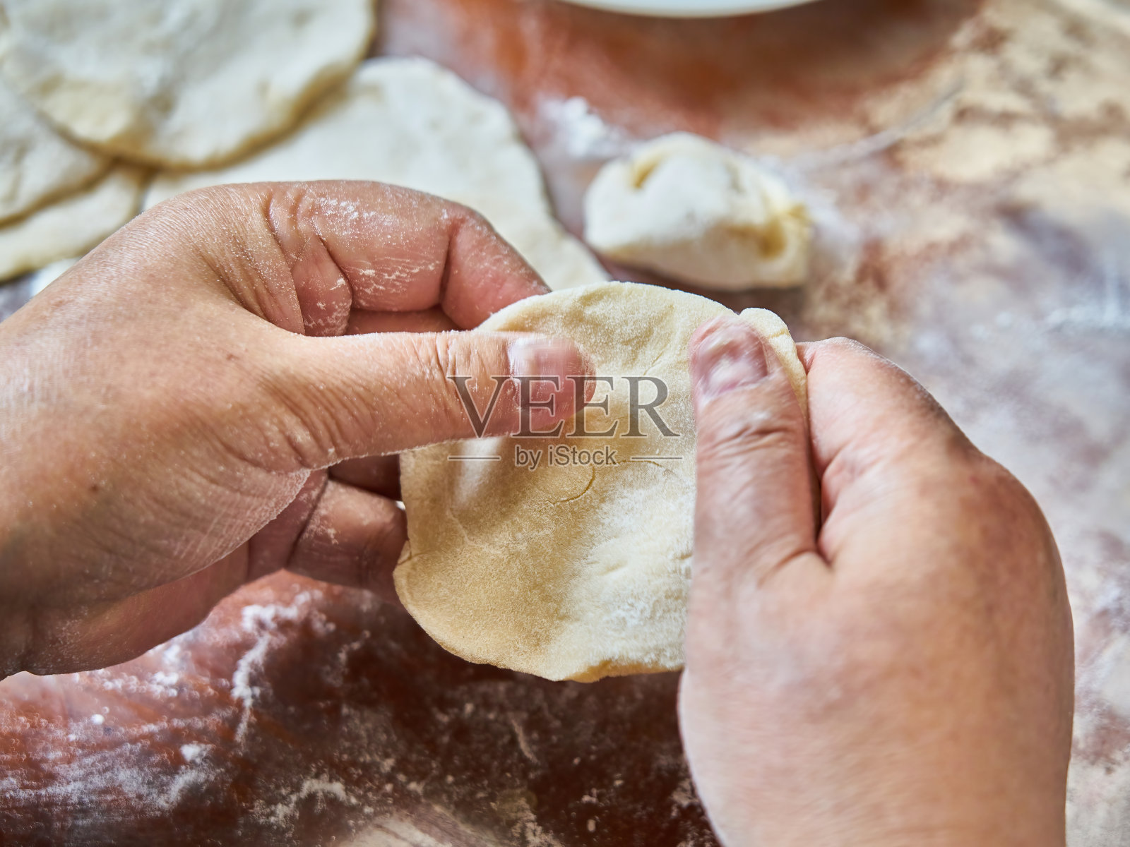 做饺子，中国饺子照片摄影图片