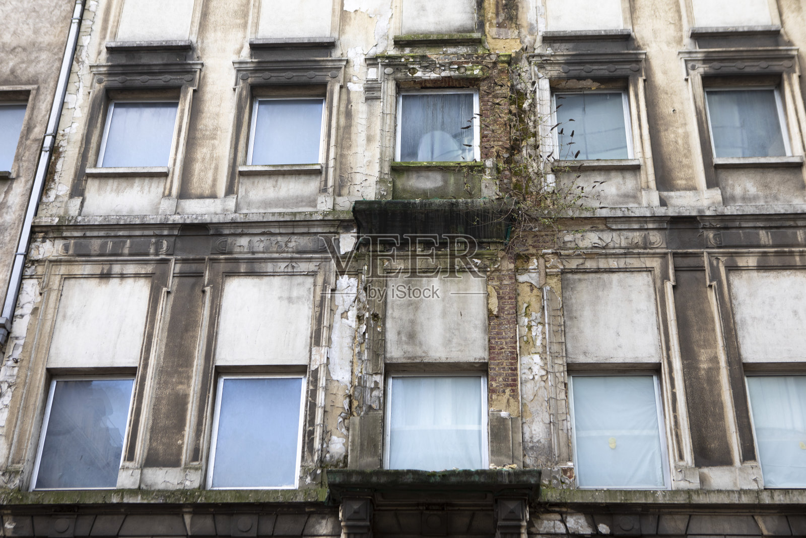 布鲁塞尔古老而风化的城市建筑照片摄影图片