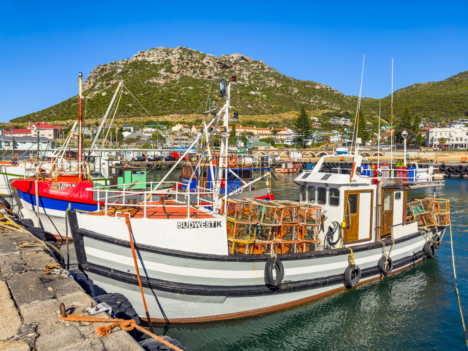 停泊在雀湾港的小渔船照片摄影图片