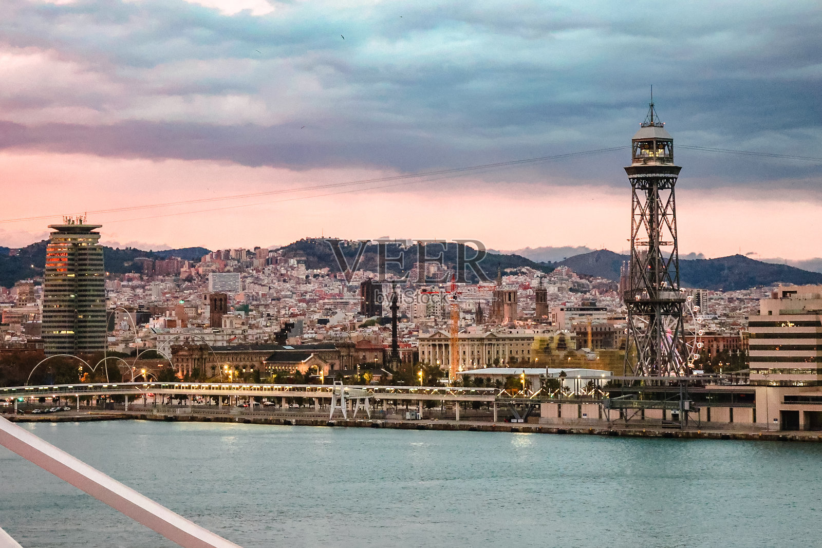 西班牙巴塞罗那，地中海沿岸的巴塞罗那港全景照片摄影图片