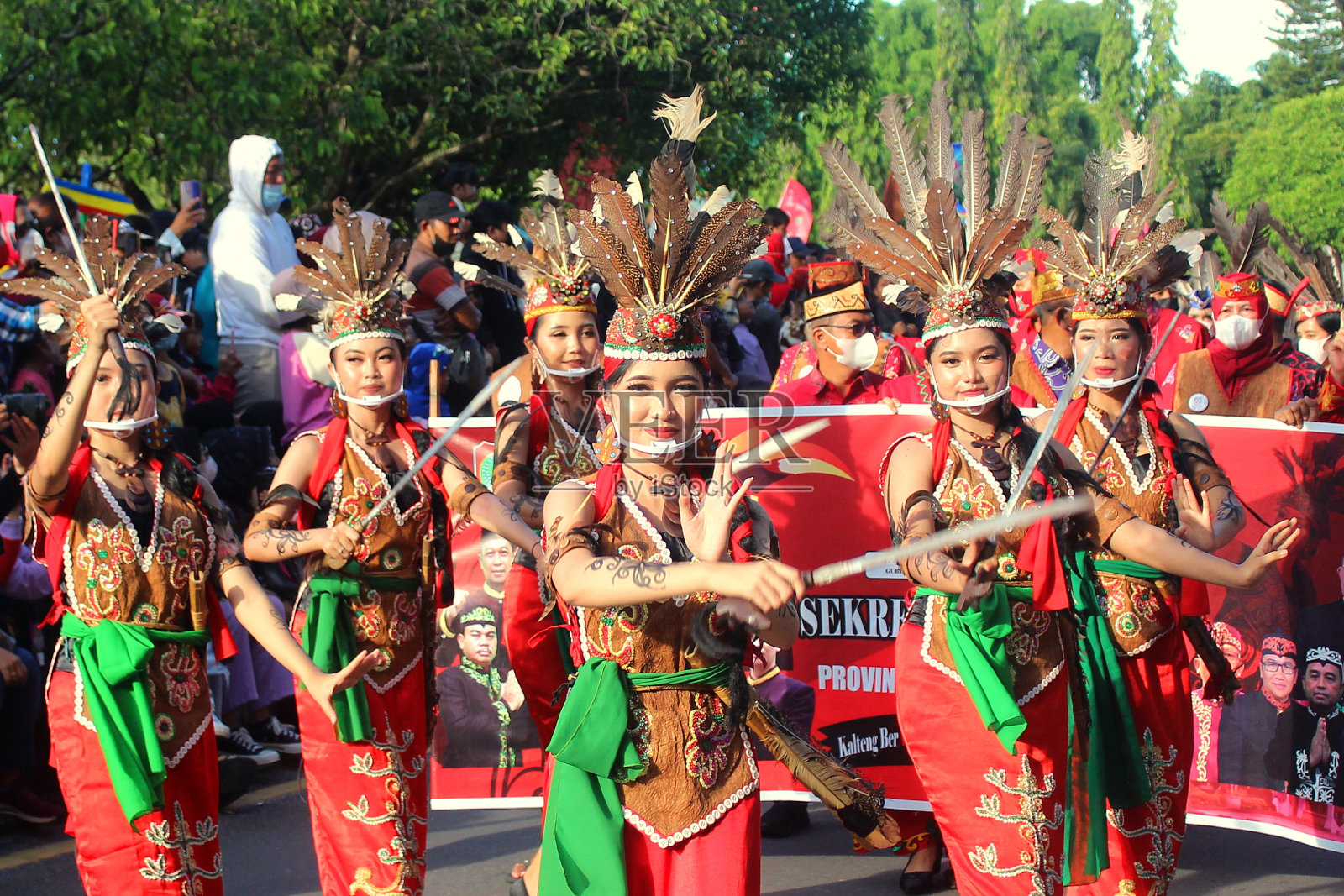 达雅族妇女跳舞时穿着传统服装，戴着面罩照片摄影图片