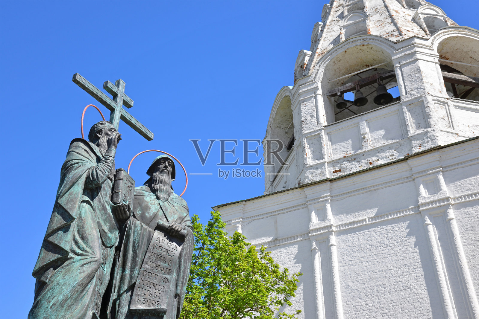 圣徒西里尔和摩迪乌斯纪念碑和大教堂的钟楼照片摄影图片