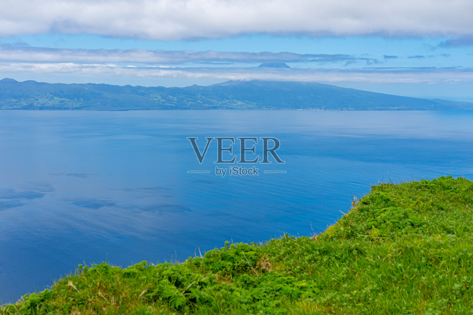 Pico da esperana地区周围植被茂密，岛上最高点，1053米。照片摄影图片