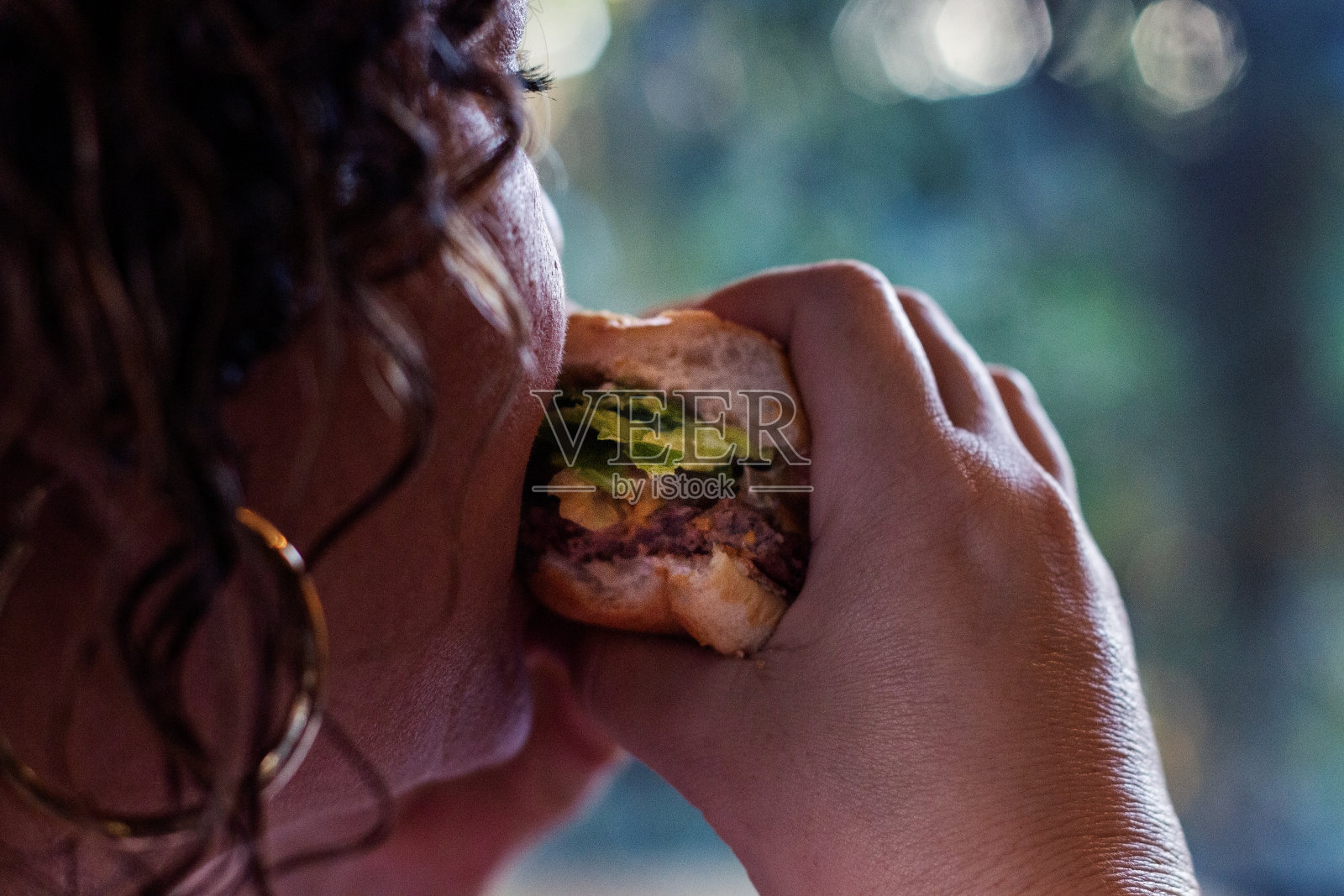 一口完美的咬合，享受美味的汉堡照片摄影图片