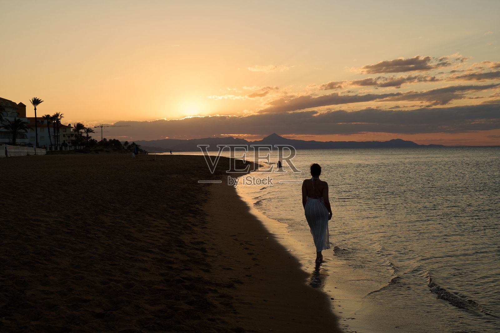 德尼亚附近Les Bovetes海滩的日落。阿利坎特。瓦伦西亚社区。西班牙照片摄影图片
