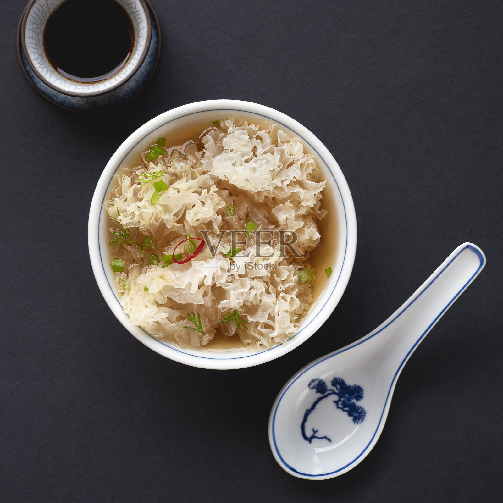 亚洲梨银耳汤。白珊瑚菌或雪菌富含抗氧化特性。亚洲，韩国，中国，俄罗斯蘑菇，深色背景，俯视图照片摄影图片