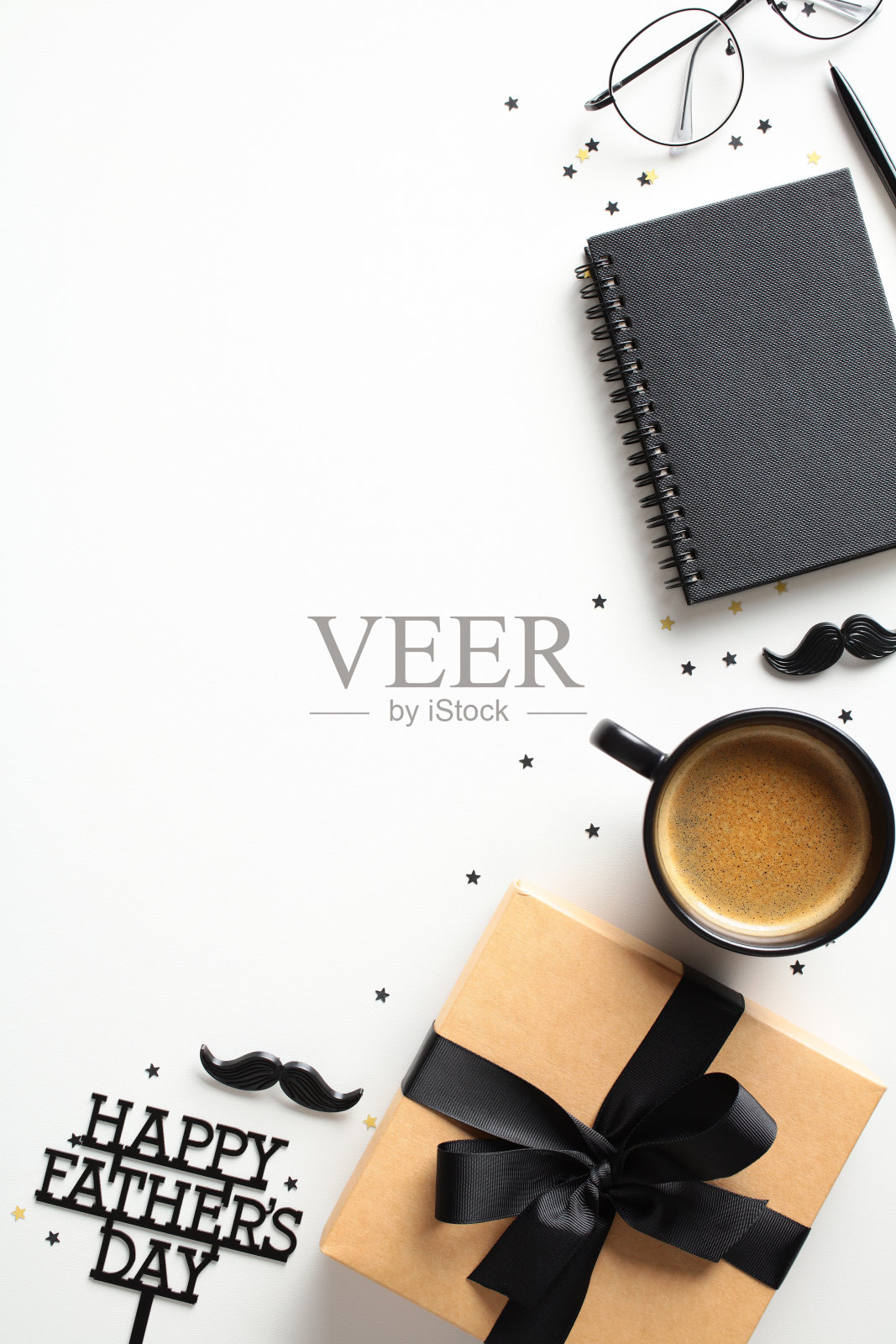 父亲节平平安安作文。礼物，咖啡，笔记本，和眼镜在白色背景与快乐父亲节文字和星星五彩纸屑。贺卡的宣传内容的想法照片摄影图片