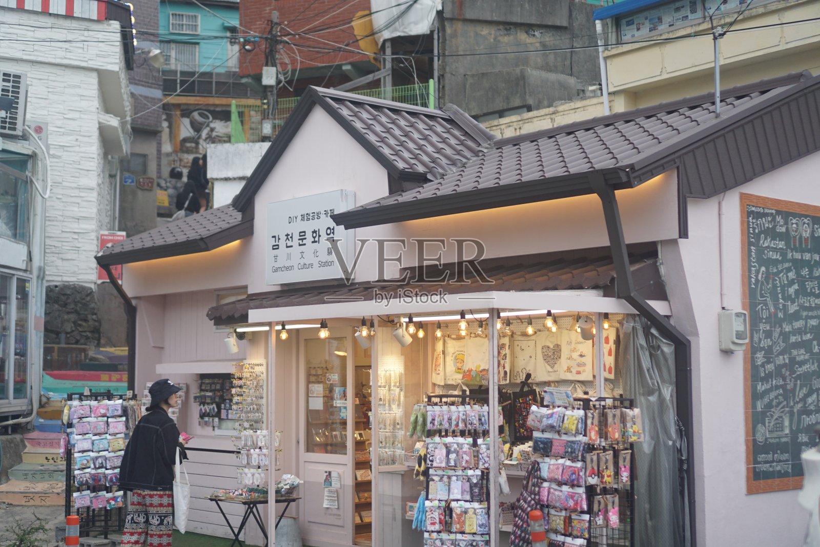 韩国釜山——2024年4月12日:甘川文化村纪念品商店照片摄影图片