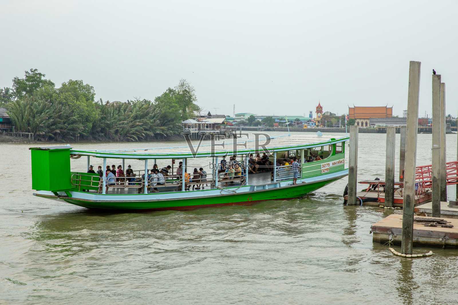 渡轮木船航行在河流通过Samut songkhram照片摄影图片