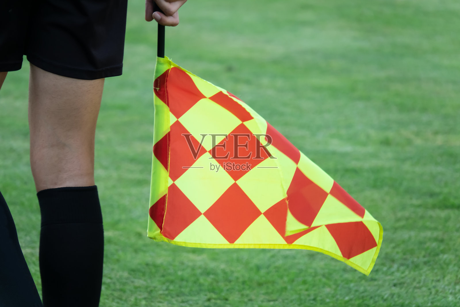 足球比赛中的助理裁判照片摄影图片