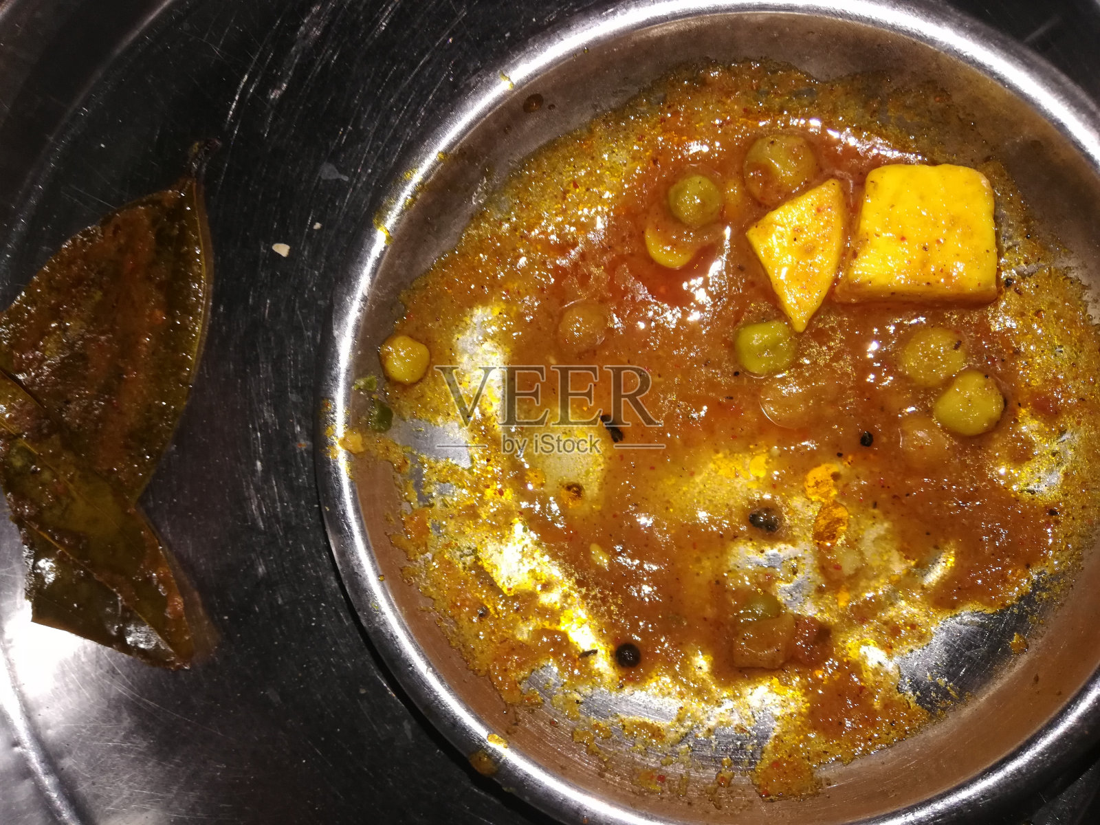 碗里的奶酪和咖喱照片摄影图片