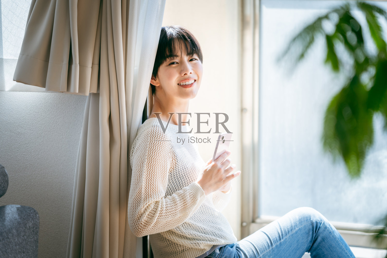 拿着手机的年轻女子照片摄影图片