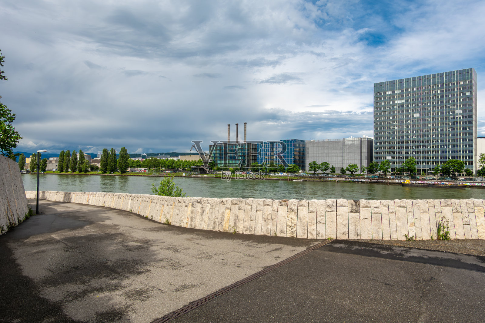 瑞士巴塞尔河畔的工业城市景观照片摄影图片