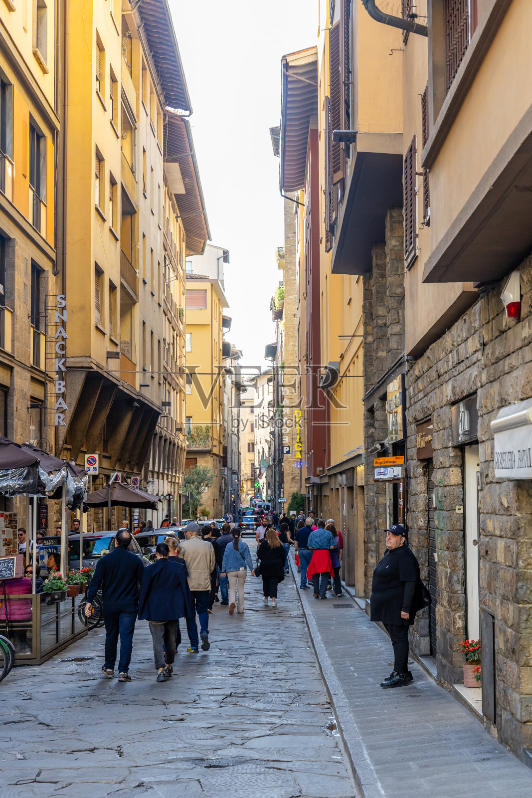 意大利佛罗伦萨市中心的街道,周围地区挤满了游客照片摄影图片