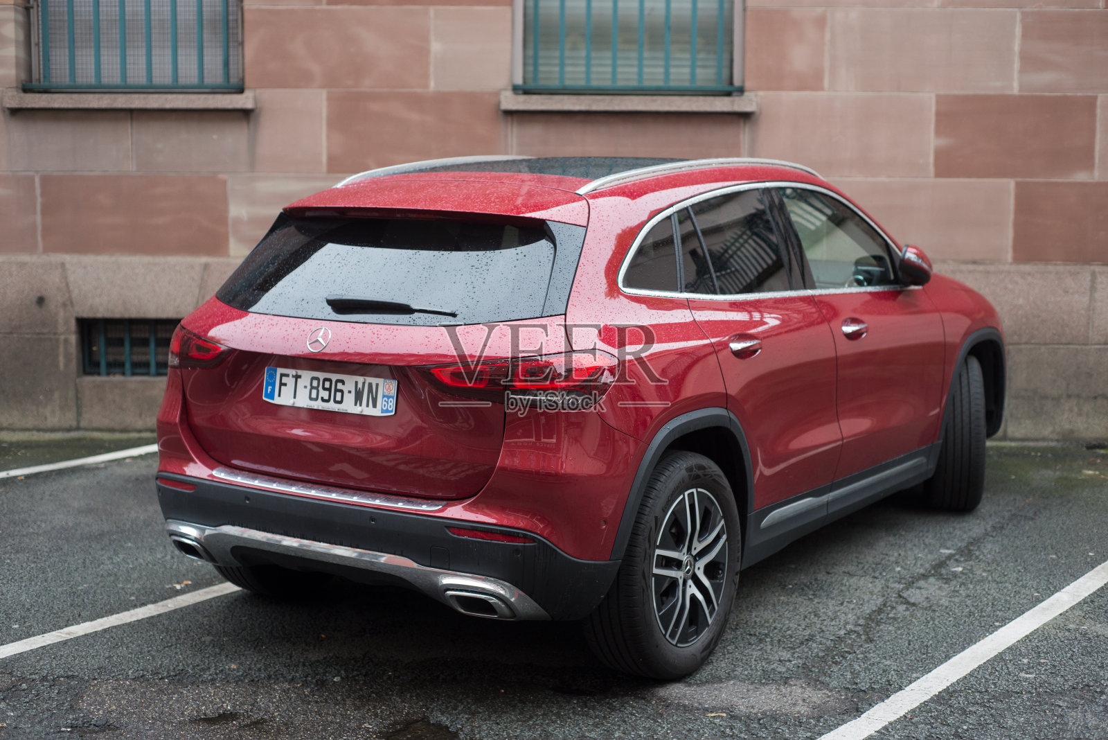 一辆停在街上的红色奔驰越野车的后视镜照片摄影图片